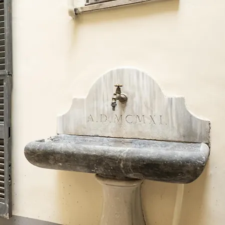 Il Cortile Di Via Dei Banchi Vecchi