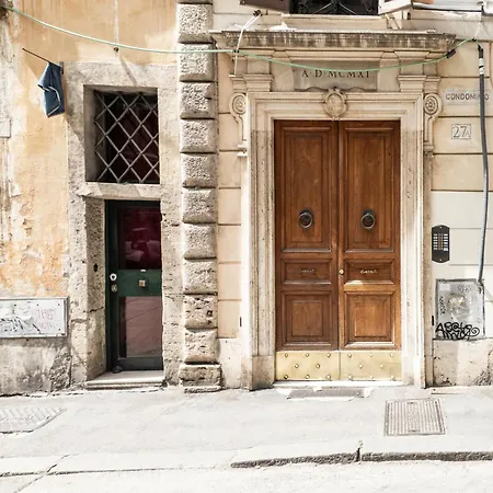 Il Cortile Di Via Dei Banchi Vecchi Roma