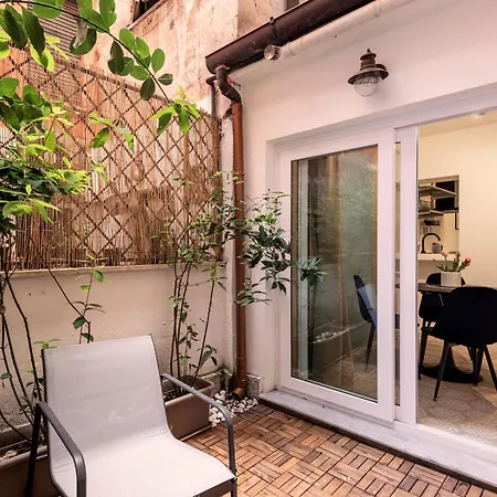 Il Cortile Di Via Dei Banchi Vecchi Roma
