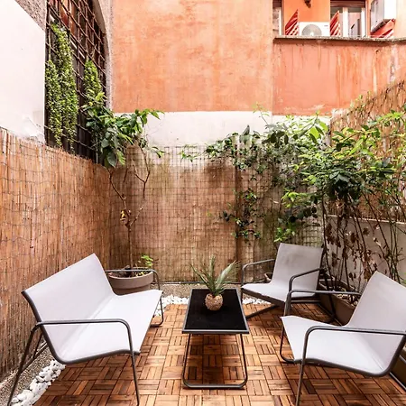 Il Cortile Di Via Dei Banchi Vecchi * Roma
